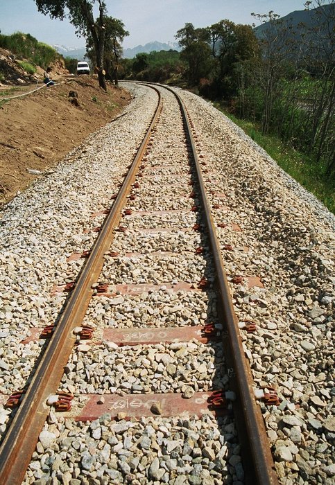 Traviesas metálicas para el ferrocarril en Córcega
